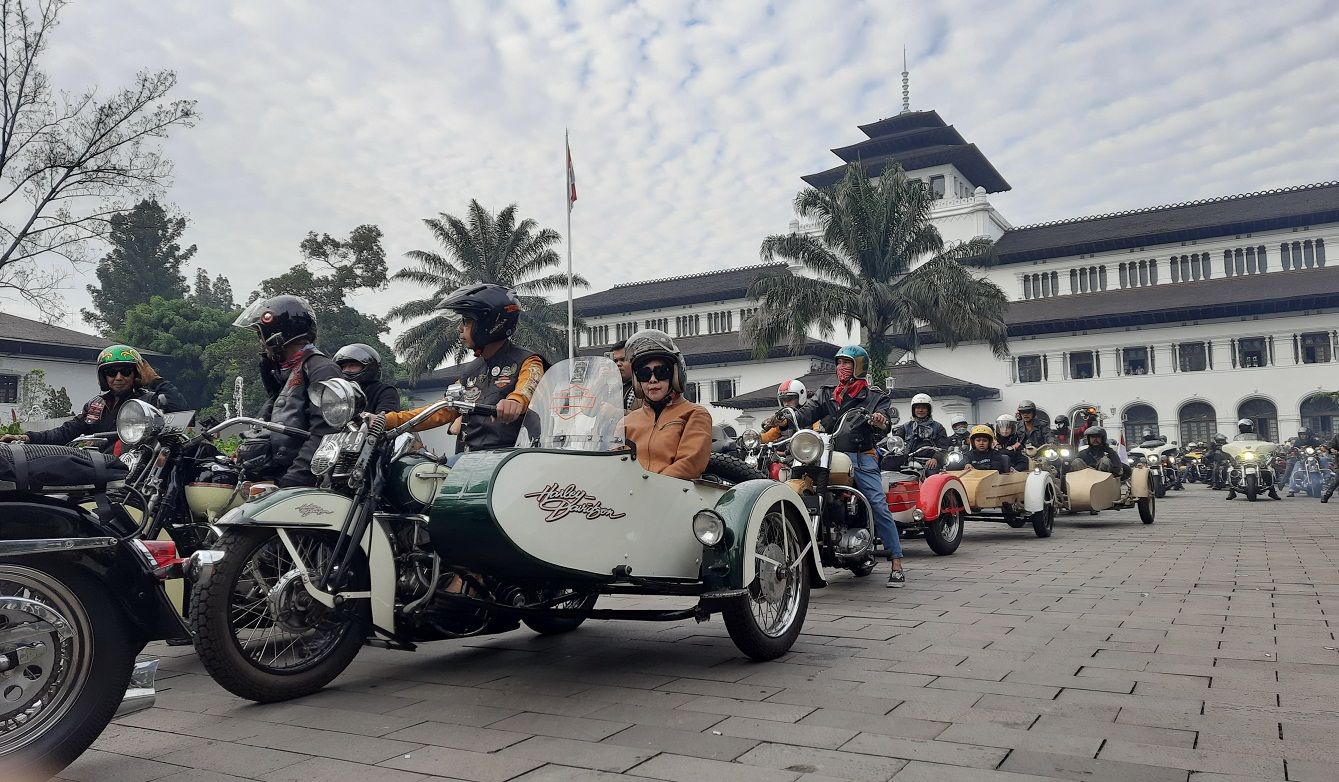 Peserta Classic Rally Harley-Davidson The 50th Golden Memorial Wingday 2023 diberangkatkan dari Gedung Sate, Bandung, Jumat,   26 Mei 2023.*