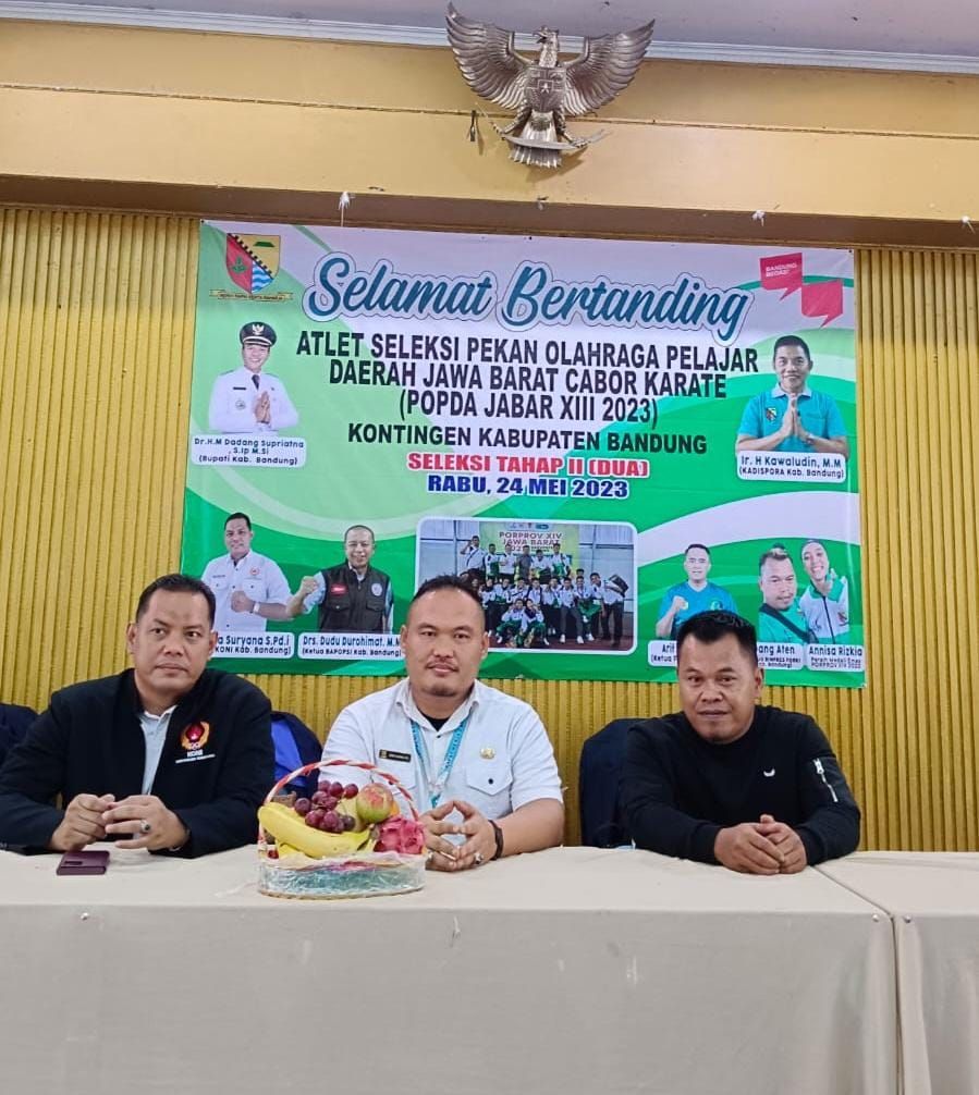 Pengurus Komisi Karate BAPOPSI dan pengurus Binpres KONI Kabupaten Bandung, Indra Gunawan (tengah) saat memberikan keterangan 