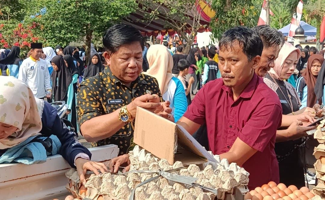 Diskoumperindag Kabupaten Serang menyediakan 500 kilogram telur ayam yang dijual dengan harga lebih murah.