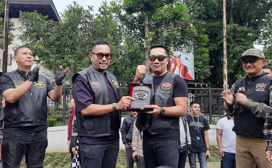 Ketua Umum HDCI Ahmad Sahroni menyerahkan secara simbolis penghargaan atas tersenggalaranya The 50th Golden Memorial Wingday   2023 kepada Gubernur Jawa Barat Ridwan Kamil.*/  