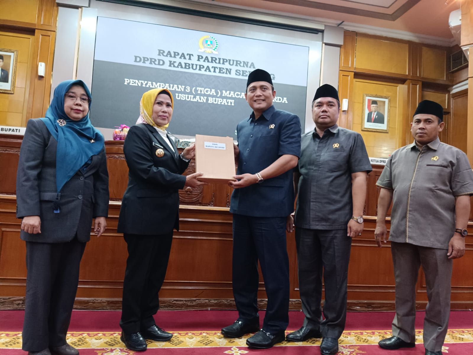 Bupati Serang Ratu Tatu Chasanah saat menyerahkan dokumen Raperda kepada ketua DPRD Kabupaten Serang Bahrul Ulum, Kamis 25 Mei 2023. 