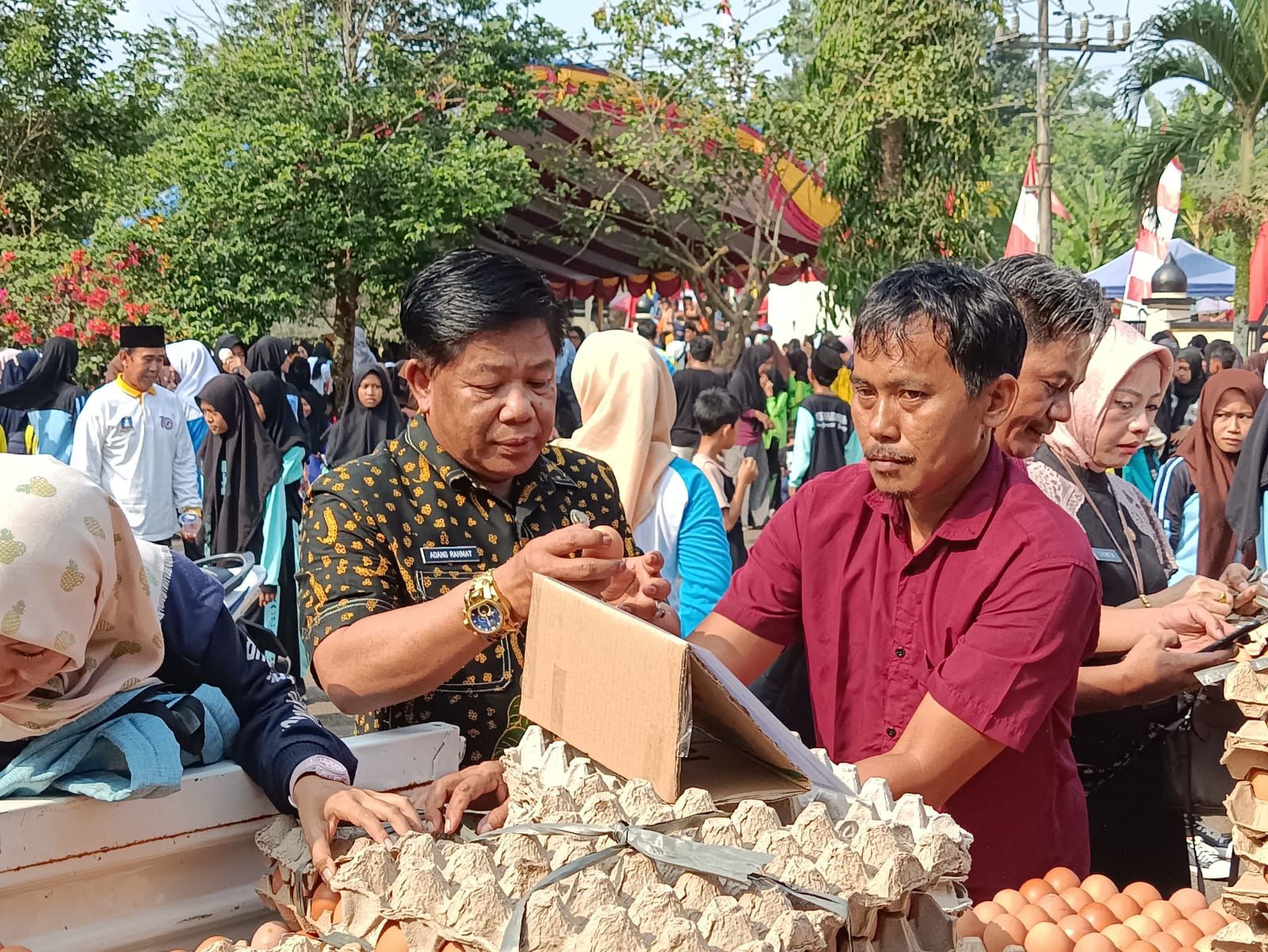 Kepala Diskoumperindag Kabupaten Serang Adang Rahmat saat mengecek kondisi telur ayam dalam kegiatan operasi pasar telur ayam di Kecamatan Gunungsari Kabupaten Serang, Jumat 26 Mei 2023. 
