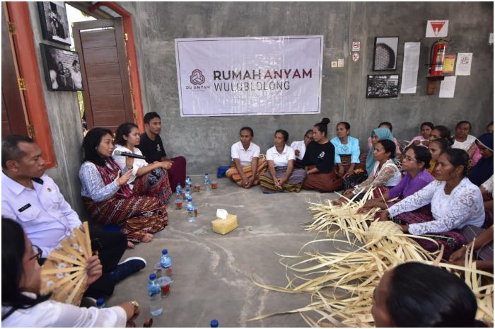 Menteri PPPA Bintang Puspayoga bersama mama-mama anggota kelompok Du Anyam di Desa Wulublolong, Flores Timur, NTT.