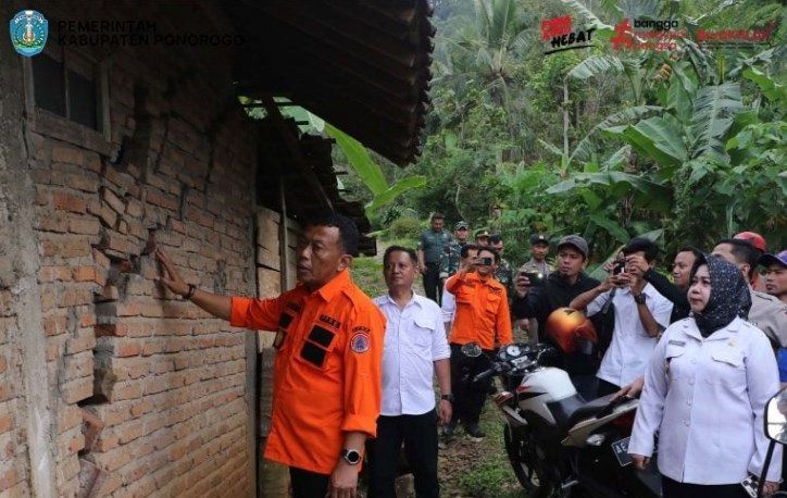 Bupati Ponorogo, Sugiri Sancoko dan Wakil Bupati, Lisdiarita meninjau langsung lokasi tanah gerak di Bekiring Pulung Ponorogo