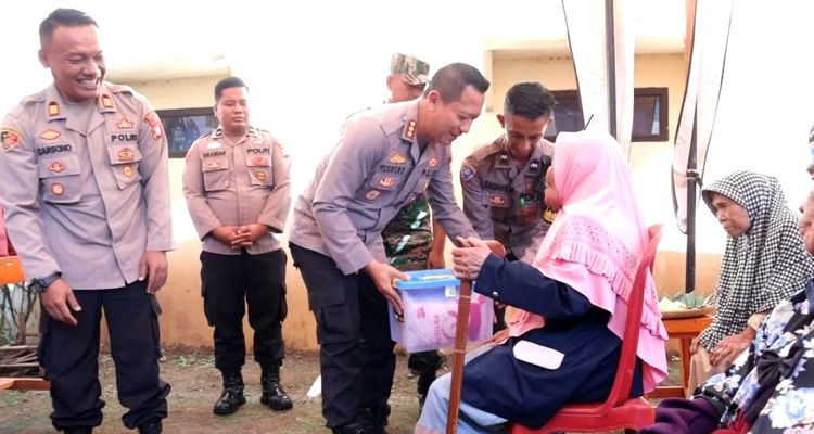 Polsek Cikancung memberikan 40 paket sembako dan diberikan langsung oleh Kapolresta Bandung Kombes Pol Kusworo Wibowo, Jumat 26 Mei 2023