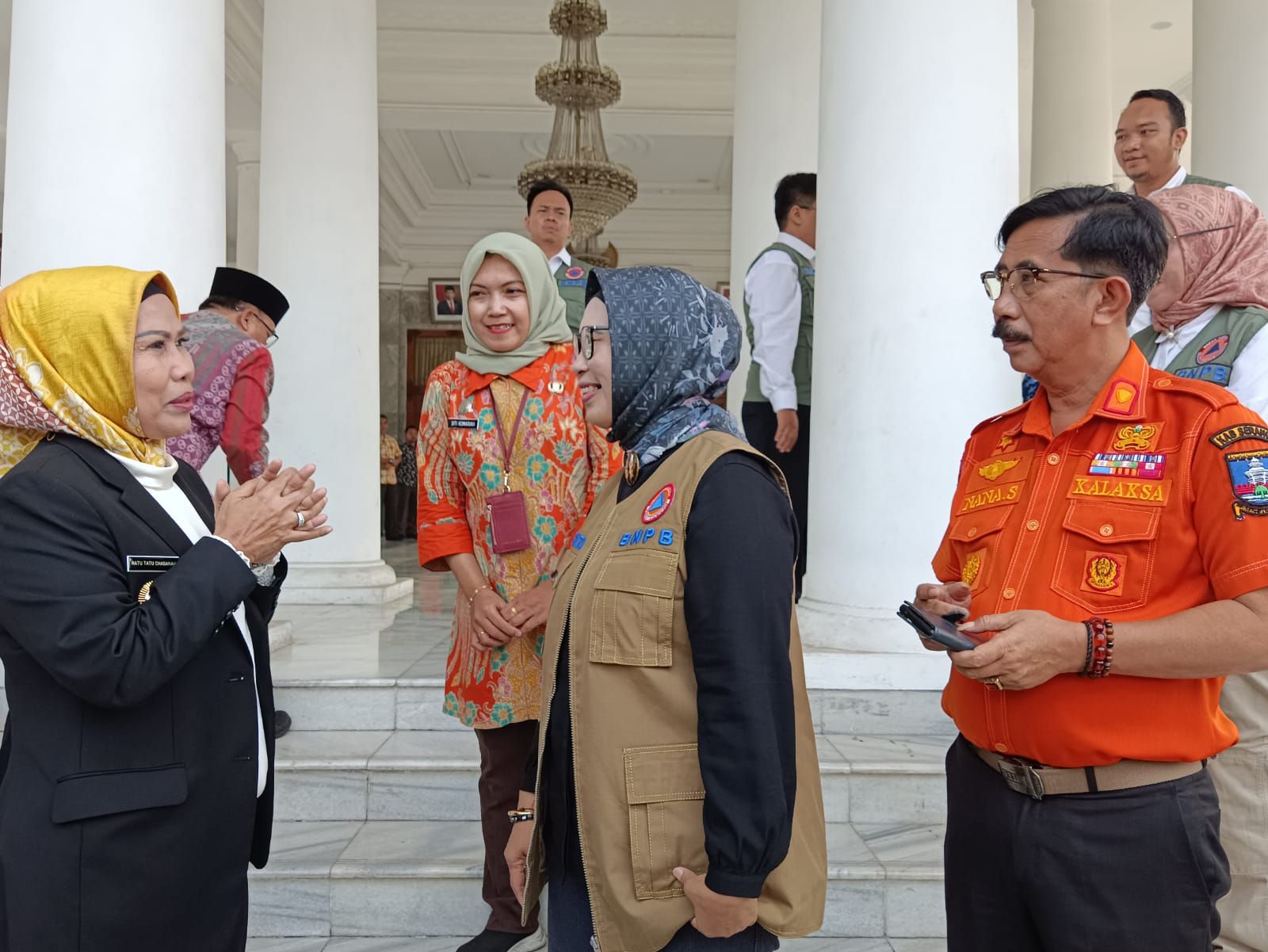 Bupati Serang Ratu Tatu Chasanah bersama Deputi Bidang Pencegahan BNPB Prasinta Dewi saat berbincang di pendopo Bupati Serang, Kamis 25 Mei 2023. 
