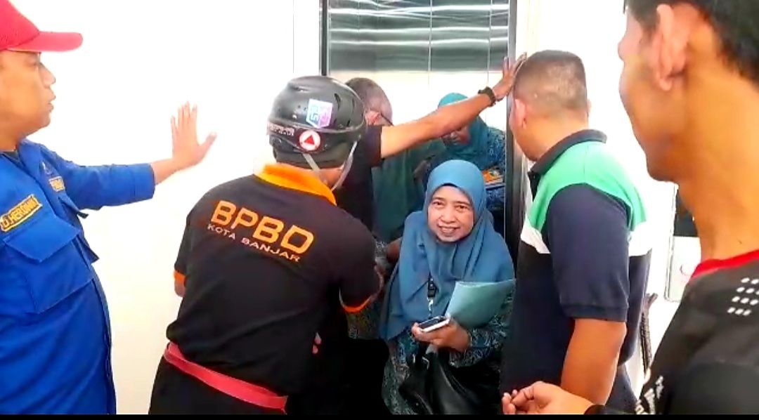 Evakuasi enam orang ibu PKK oleh Tim Gabungan BPBD Kota Banjar di lift DKP Banjar, Jumat 26 Mei 2023.*/kabar-priangan.com/D Iwan