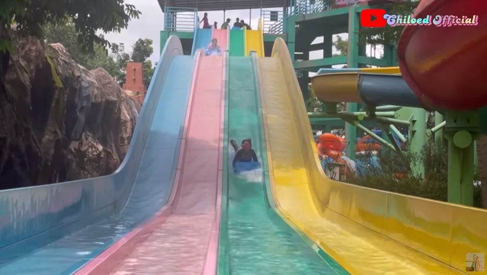 Transera Waterpark, salah satu dari 4 tempat wisata Bekasi yang hits dan instagramable untuk libur akhir pekan dan jadi surganya anak-anak./ tangkapan layar Youtube  Chilloed Official