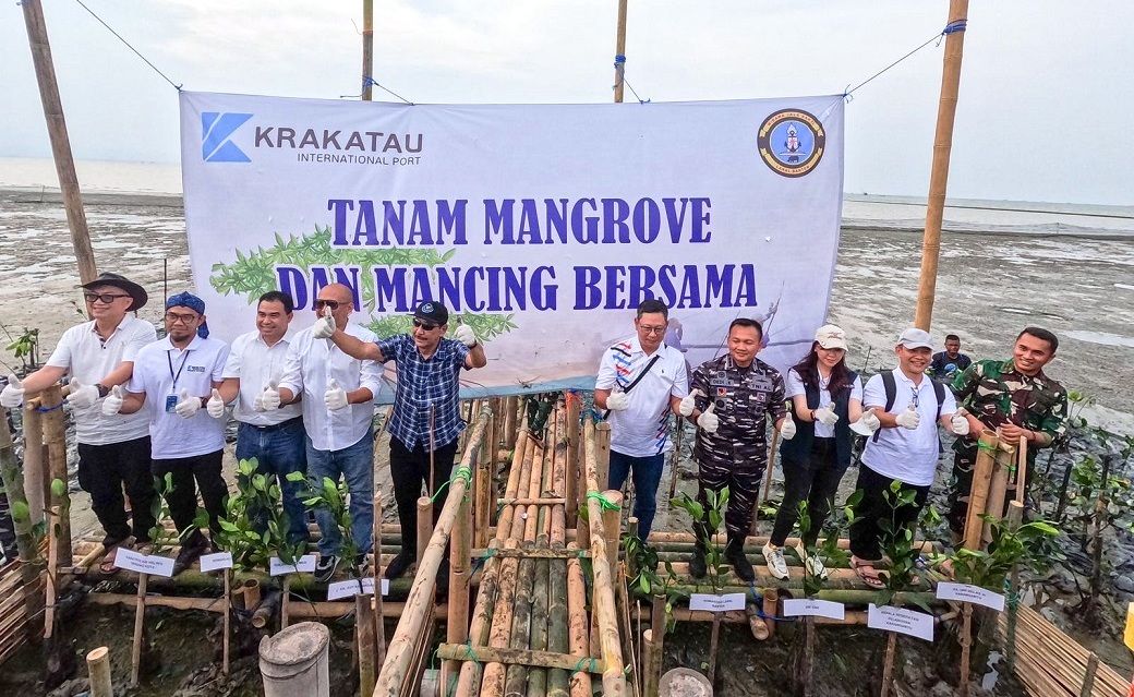Kegiatan mancing bersama dan penanaman 6000 bibit mangrove bersama diadakan pada Jumat (19/5/2023) di Pantai Gope, Banten. Foto: KIP