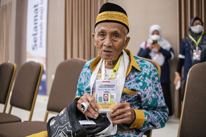 Jamaah calon haji Harun bin Senar menunjukkan kartu kesehatan miliknya di Asrama Haji Embarkasi Surabaya (AHES), Surabaya, Jawa Timur, Rabu (24/5/2023). 