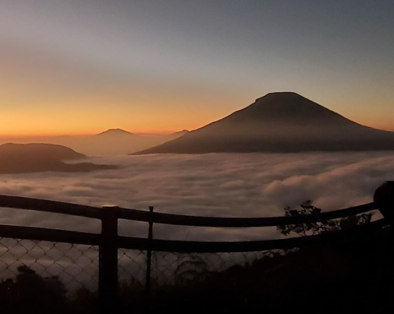 Pemandangan golden sunrise dari Bukit Sikunir, salah satu tempat wisata di Wonosobo yang bikin hati tenang