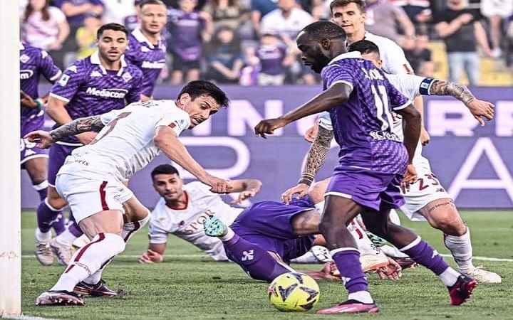 Aksi Pemain Fiorentina  Nanitamo Ikone mencetak gol kemenangan ke gawang AS Roma pada Sabtu 27 Mei 2023.