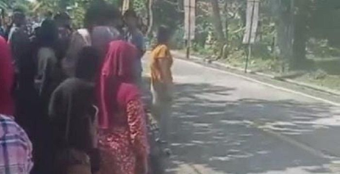 Suasana setelah kecelakaan lalu lintas yang melibatkan dua sepeda motor di Jalan Cikalong, Desa Kalapagenep, Kecamatan Cikalong, Kabupaten Tasikmalaya, Minggu 28 Mei 2023.*/Tangkapan layar video warga