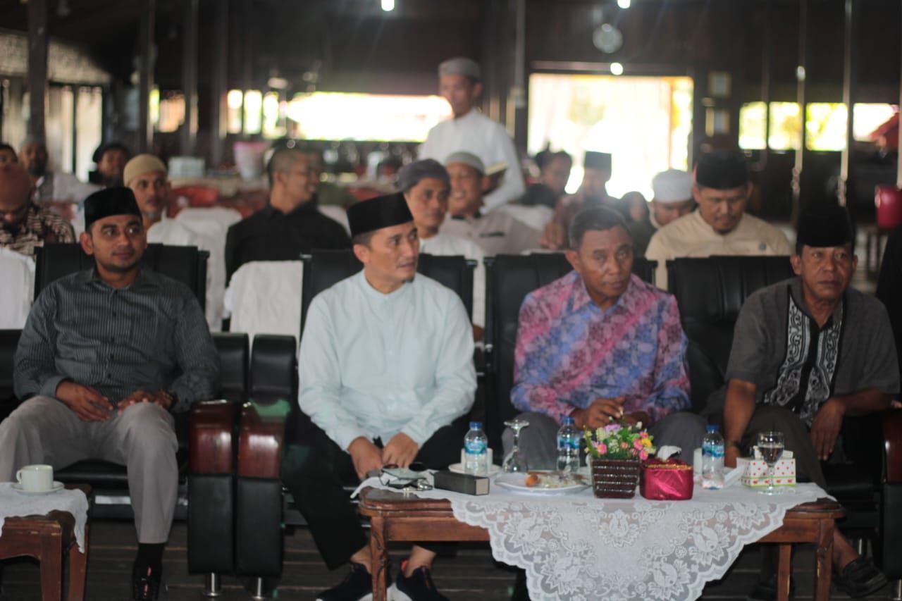 Ketua Yayasan Anak Sholeh Ranai, Hikmatul Arif (dua dari kiri) bersama pengurus dan tamu undangan -f/istimewa