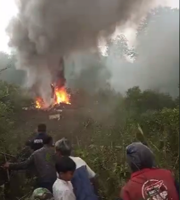 Sebuah helikopter latihan dilaporkan jatuh di Rancabali Kabupaten Bandung hari ini Minggu 28 Mei 2023.
