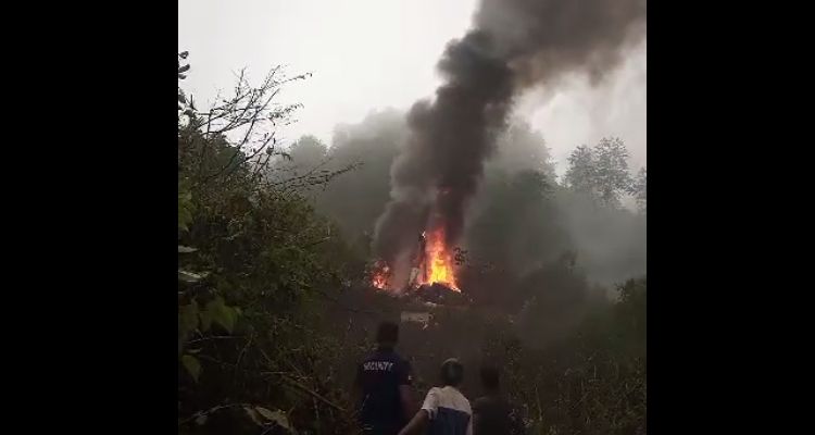 Helikopter TNI AD jenis Bell 412 terbakar di tengah perkebunan Rancabali, Kabupaten Bandung usai terjatuh dan menghantan tanah pada Minggu, 28 Mei 2023 sore.