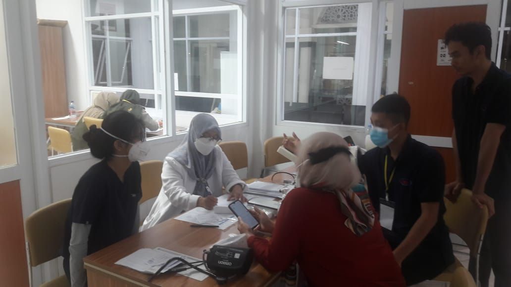 Pemeriksaan jamaah yg menyampaikan keluhan sakit di klinik embarkasi Bekasi