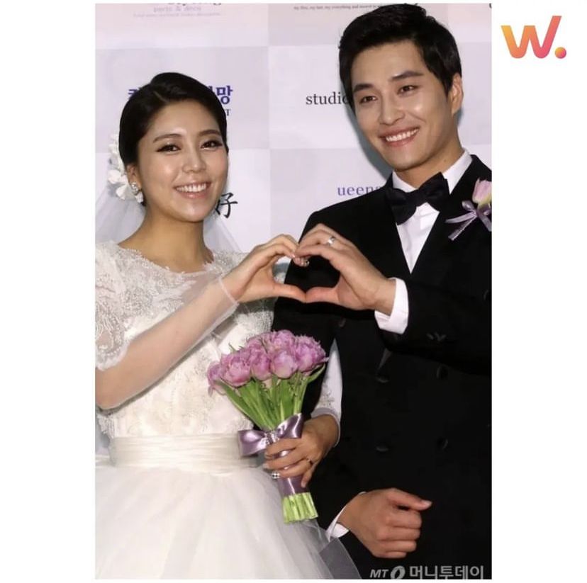 Potret pernikahan Min Woo Hyuk dan Lee Semi