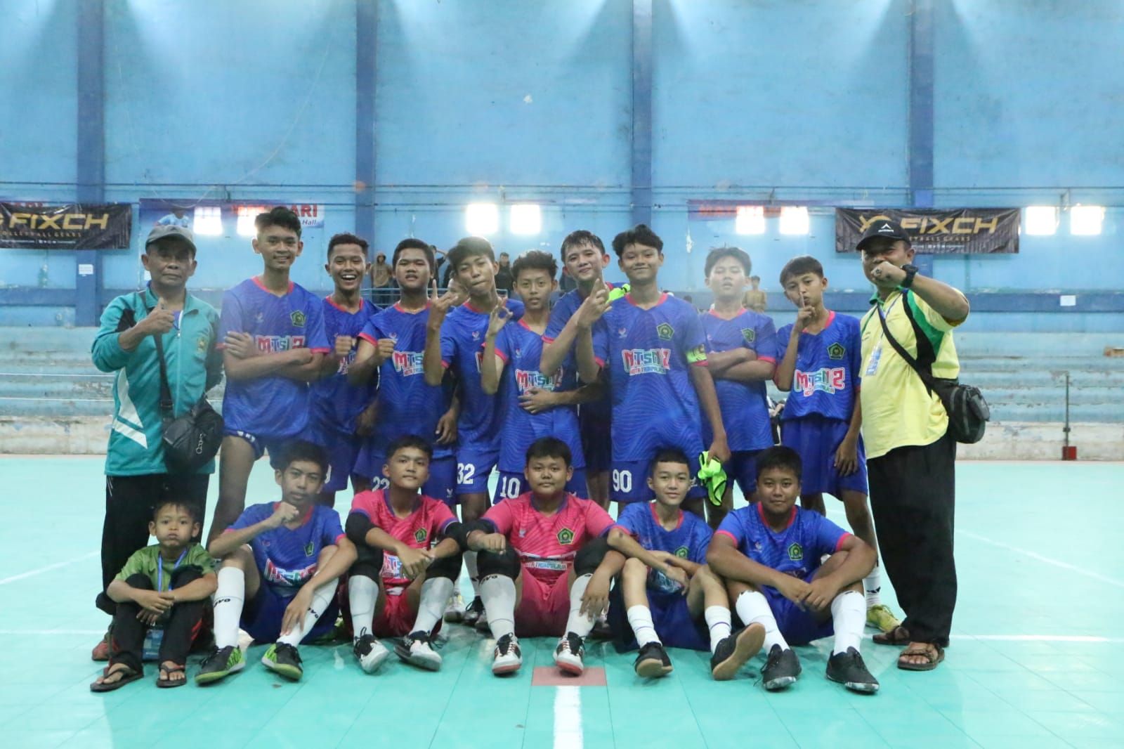 Skuad Tim Futsal Putra MTsN 2 Kota Tasikmalaya 2023 bersama Tim Pelatih dan Guru Olahraga Budi Permana.*/kabar-priangan.com/Dok. MTsN 2 Kota Tasikmalaya