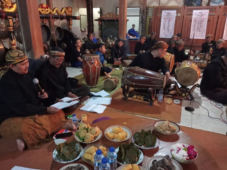 nguri-uri budaya adhiluhung ringgit purwa atau pegelaran wayang kulit di Ndalem Joglo Kamardhikan Semarang milik Ki Romo Joko Gatotkaca