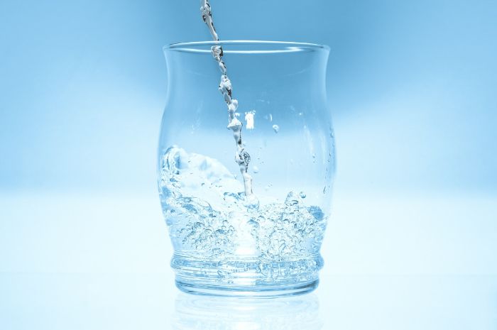 Ilustrasi Minum Air Putih Sebelum Makan
