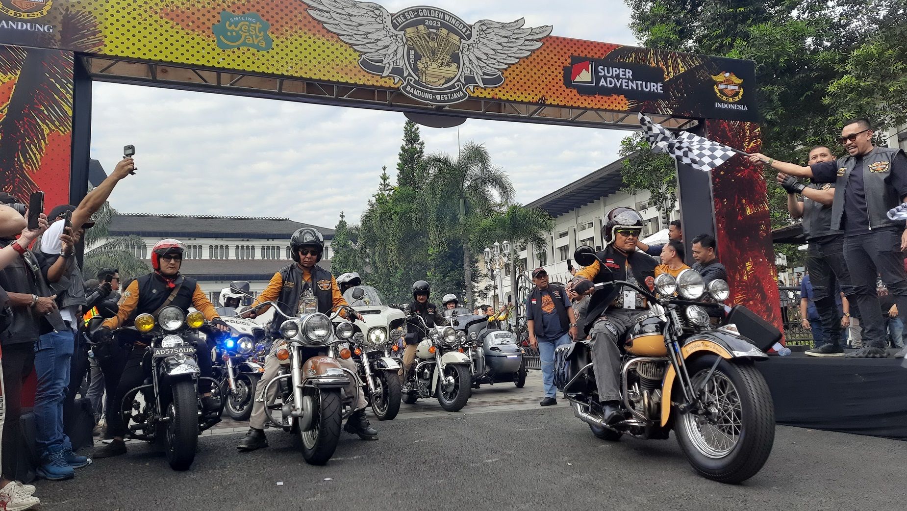 Komjen Pol. (Purn.) Nanan Soekarna berada di barisan paling depan saat mengikuti prosesi rally classic The 50th Golden Memorial Wingday 2023 Bandung-Pangandaran.*/    