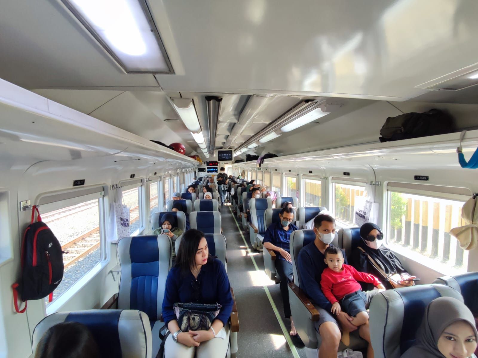 Para penumpang KA Banyubiru menikmati pemandangan sepanjang perjalanan menuju Stasiun Balapan Solo.