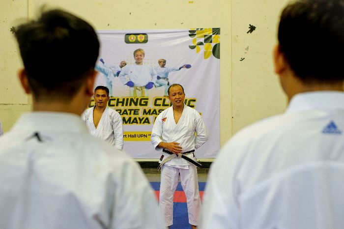 Manager UKM Karate UPNVY Assoc Prof Dr. Edwi Arief Sosiawan, saat memberikan materi latihan kepada para atlet karate.*