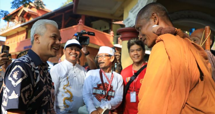 Gubernur Jawa Tengah saat menyapa salah satu biksu thudong yang sedang istirahat di salah satu mushola di Magelang, Selasa 30 Mei 2023 