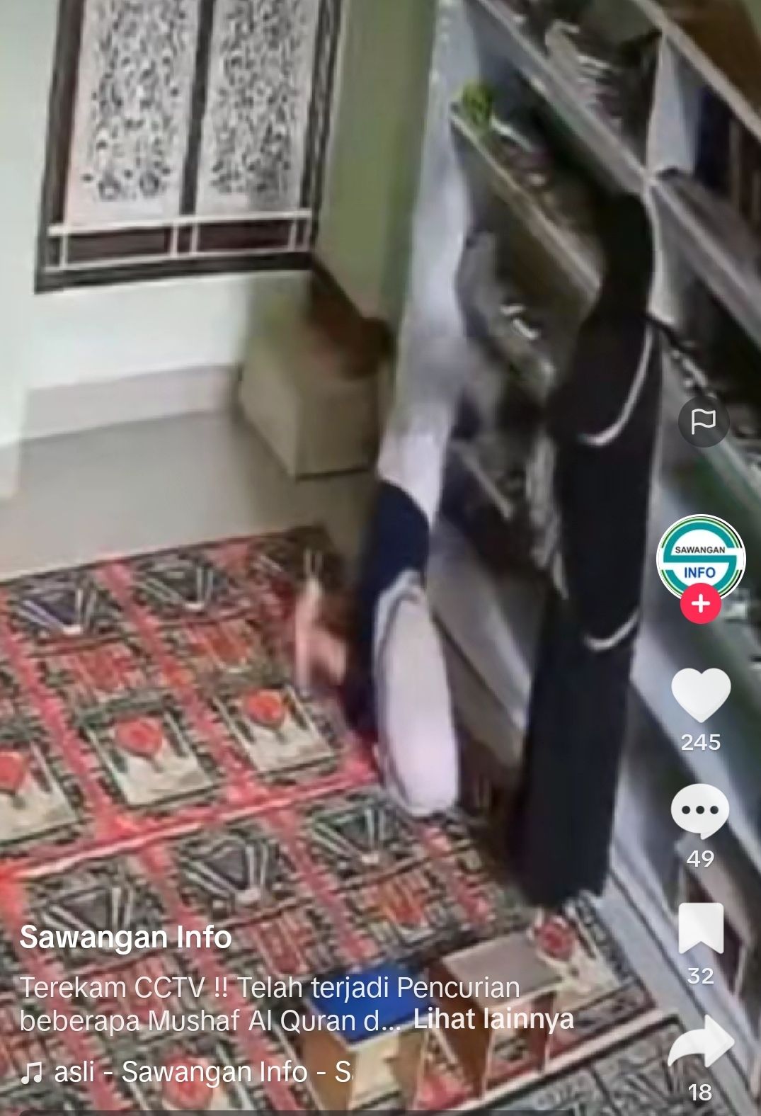 Tangkap layar video pencurian mushaf Al Quran viral di TikTok.
