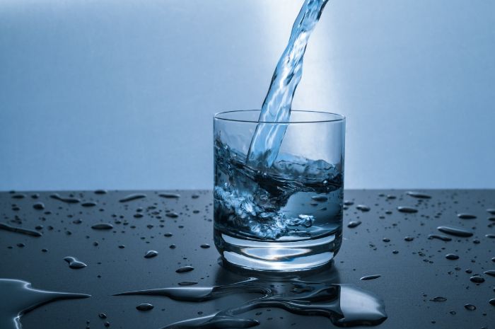 Ilustrasi Minum Air Putih Setelah Makan