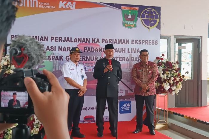 Vice President PT KAI (Persero) Divisi Regional II Sumbar, Sofan Hidayah bersama Gubernur Sumbar Mahyeldi dan Kadishub