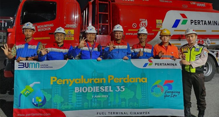 Pertamina Patra Niaga Regional Jawa Bagian Barat menyalurkan secara perdana produk Biosolar 35% (B35), Kamis 1 Juni 2023.