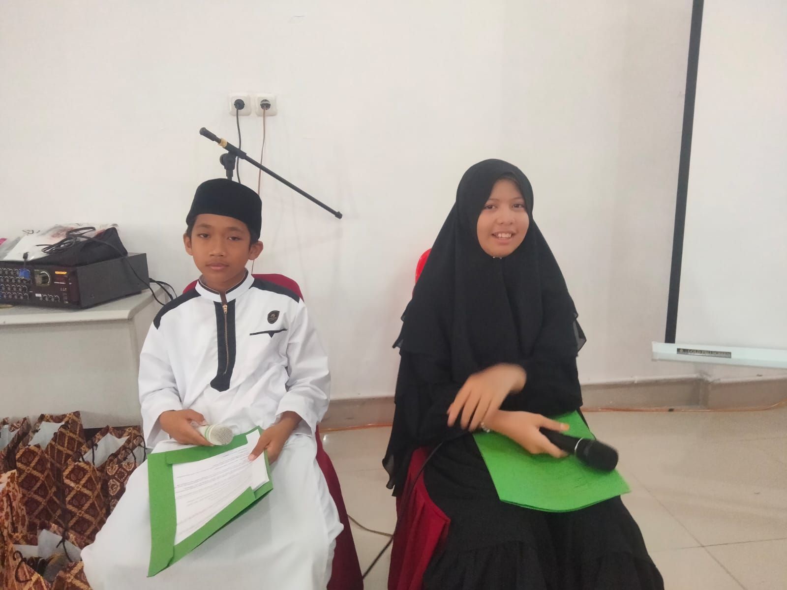 Andi Fauzan Azimah dan Naura Auni Azzahra Tampil sebagai MC saat Wisuda Angkatan ke2 SDIT Imam Syafi'i Sudiang Tahun Ajaran 2022/2023