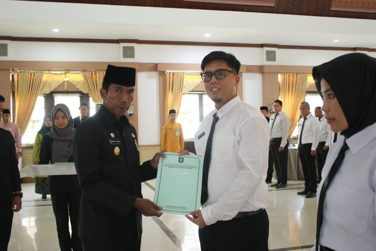 Penyerahan SK Pengangkatan PPPK Tenaga Kesehatan di lingkungan Pemprov Kepulauan Bangka Belitung