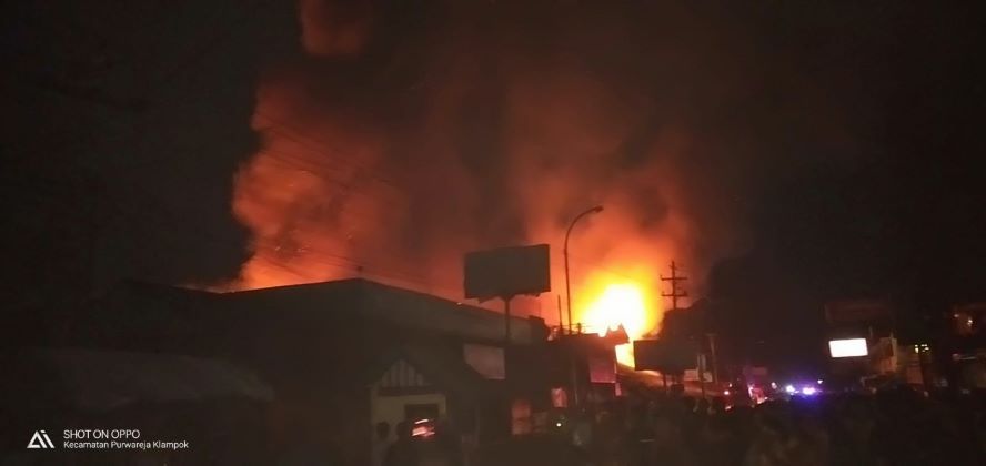 Pukul 22.00 WIB api masih berkobar di salah sudut bangunan Pasar Perja, Purwareja Klampok, Banjarnegara, Sabtu malam, 1 Juni 2023.