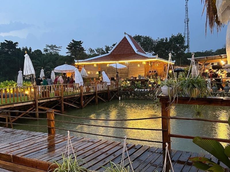 Angkringan Tepi Sawah Setu, salah satu tempat wisata kuliner hits dan viral di Bekasi.