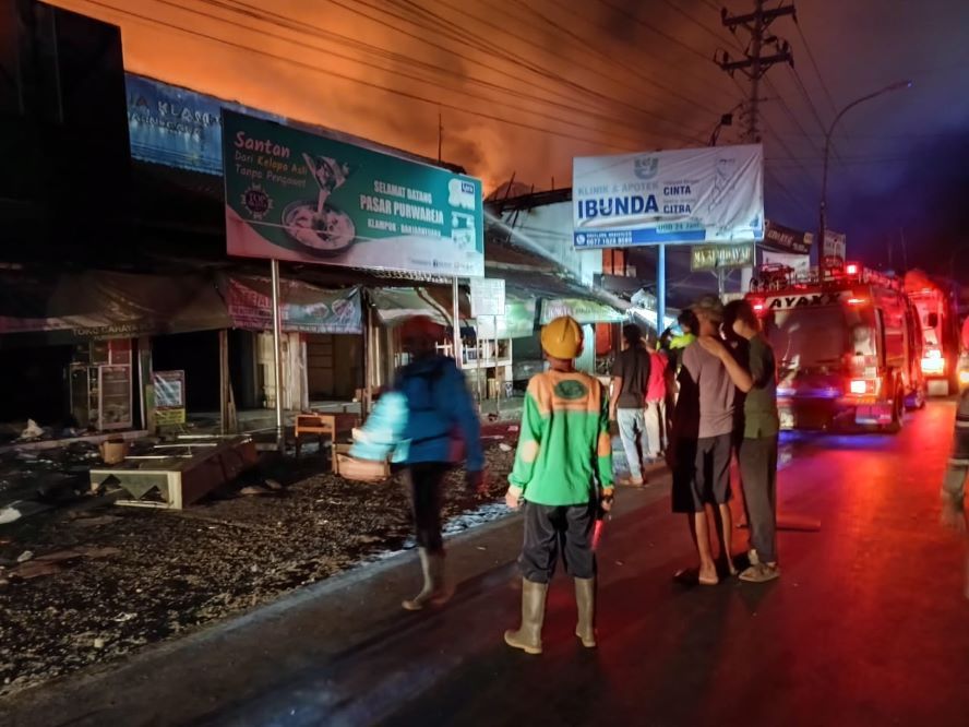 Pukul 22.00 WIB api masih berkobar di beberapa  sudut bangunan Pasar Perja, Purwareja Klampok, Banjarnegara, Sabtu malam, 1 Juni 2023. Petugas masih berusaha memadamkan si jago merah