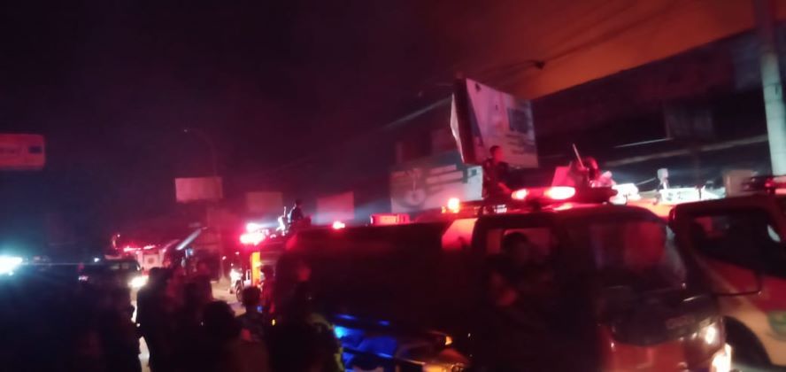 Deretan mobil Damkar dari Purbalingga dan Banjarnegara bergantian mendekat ke titik api, agar petugas mudah menyemprotkan air ke lokasi kebakaran