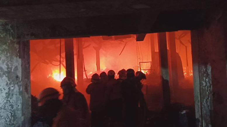 Pasar Perja, Kecamatan Purwareja Klampok, Banjarnegara terbakar pada Sabtu 3 Juni 2023 malam. Delapan unit Damkar dari Banjarnegara dan Purbalingga didatangkan di lokasi kejadian. Para petugas damkar tengah berjibaku memadamkan si Jgo Merah yang telah menjilati kios-kios di Pasar Perja  