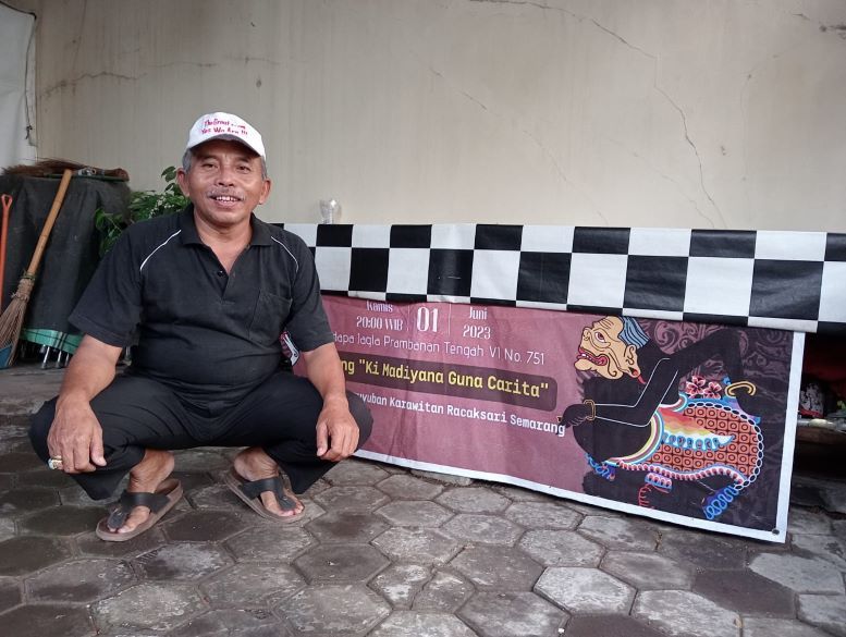 Budi Sutarso, ketua Paguyuban Sanggar Wayang Kulit Racaksari Semarang