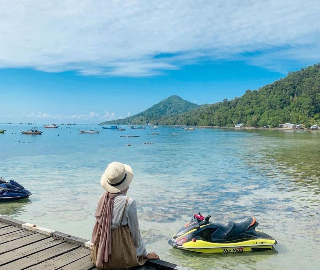 Foto wisatawan menikmati keindahan wisata pulau Lemukutan Bengkayang, Kalimantan Barat.