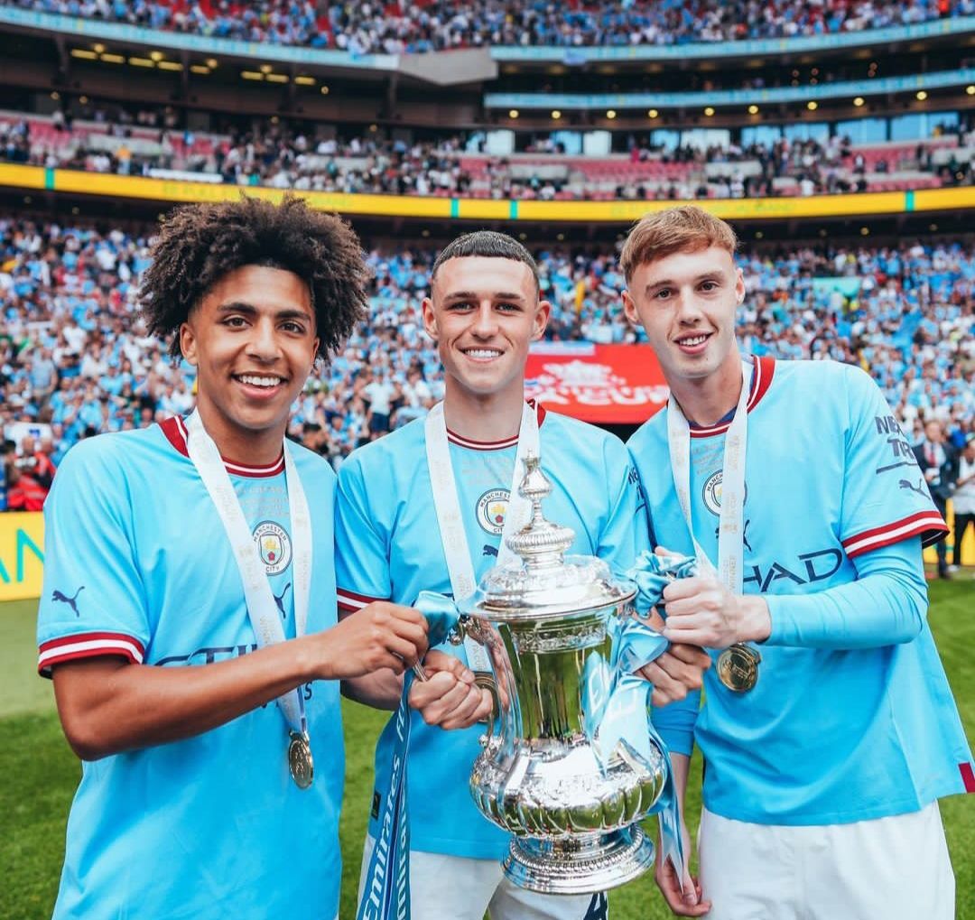 Foto saat pemain Manchester City memegang tropi Piala FA setelah memenangkan pertandingan 2-1 melawan Manchester United.