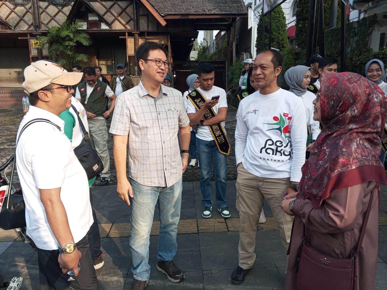  Kadisbudpar Kabupaten Bandung, Wawan Ahmad berkoordinasi bersama Kadisbupdar Kota Bandung, Arief Syaifudin di lokasi CFD Dago.