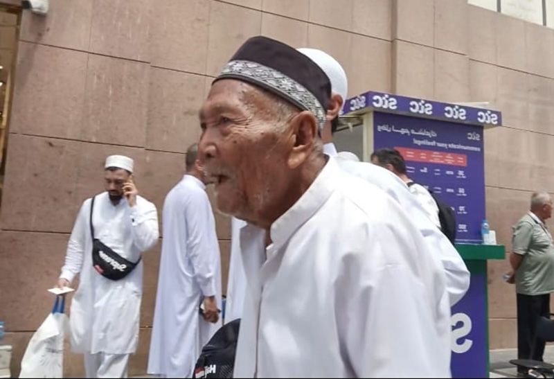 Kakek Juhani Usia 97 Tahun asal Majalengka merupakan calon haji tertua dari Indonesia. Ia saat berada di Madinah.