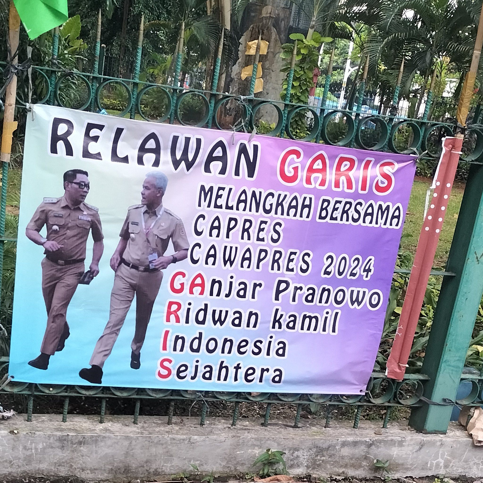 Spanduk Ganjar Pranowo dan Ridwan Kamil.