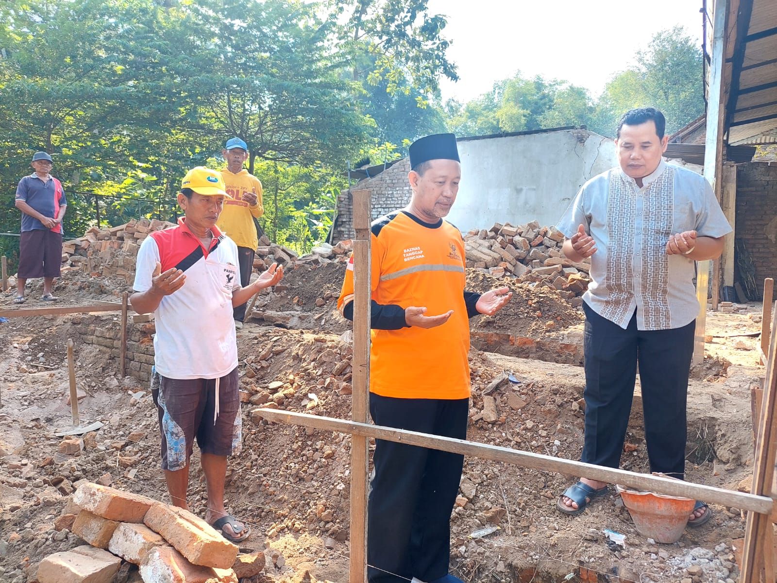 Ketua BAZNAS Kabupaten Ponorogo tinjau langsung ke lokasi bantuan Bedah Rumah di Desa Bedikulon Kecamatan Bungkal.