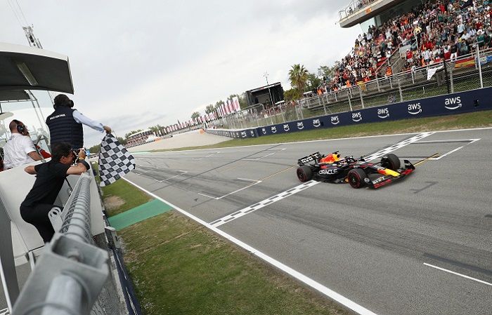 Max Verstappen dari Red Bull melewati bendera kotak-kotak untuk memenangkan Grand Prix Spanyol. Formula Satu F1 - Grand Prix Spanyol - Circuit de Barcelona-Catalunya, Barcelona, Spanyol - 4 Juni 2023. 