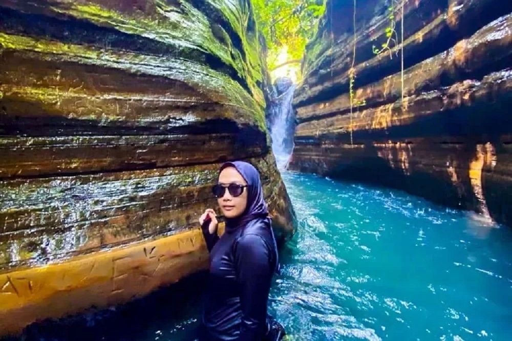 Curug Putri Tahura, wisata air tejrun di Pandeglang, Banten.