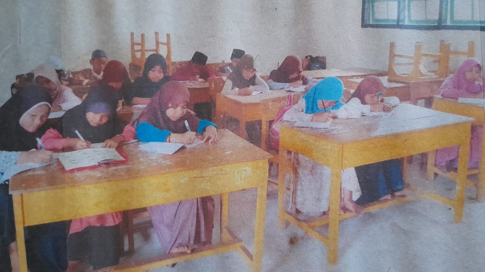 Dokumentasi murid Madrasah Diniyah Nuruttholibin yang sedang belajar di dalam ruangan kelas.